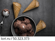 bowl with ice cream scoops beside ice cream cones. Стоковое фото, агентство Ingram Publishing / Фотобанк Лори