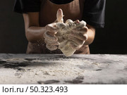 chef kneading dough hands. Стоковое фото, агентство Ingram Publishing / Фотобанк Лори