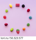 circle made with sugar jelly candies pink background. Стоковое фото, агентство Ingram Publishing / Фотобанк Лори