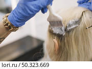close up hairdresser dyeing client. Стоковое фото, агентство Ingram Publishing / Фотобанк Лори