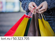 close up hands shopper with bags. Стоковое фото, агентство Ingram Publishing / Фотобанк Лори
