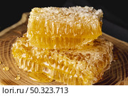 close up honeycombs wooden platter. Стоковое фото, агентство Ingram Publishing / Фотобанк Лори