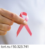 close up person holding awareness ribbon. Стоковое фото, агентство Ingram Publishing / Фотобанк Лори