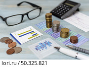 reading glasses piles coins high view. Resolution and high quality beautiful photo. reading glasses piles coins high view. High quality beautiful photo concept. Стоковое фото, агентство Ingram Publishing / Фотобанк Лори
