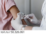 doctor administering vaccine child. Resolution and high quality beautiful photo. doctor administering vaccine child. High quality beautiful photo concept. Стоковое фото, агентство Ingram Publishing / Фотобанк Лори