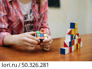 kid playing with puzzlement. Resolution and high quality beautiful photo. kid playing with puzzlement. High quality beautiful photo concept. Стоковое фото, агентство Ingram Publishing / Фотобанк Лори