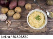 composition with mashed potatoes wooden table. Resolution and high quality beautiful photo. composition with mashed potatoes wooden table. High quality beautiful photo concept. Стоковое фото, агентство Ingram Publishing / Фотобанк Лори