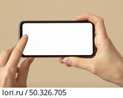 person holding mobile phone with white screen. Resolution and high quality beautiful photo. person holding mobile phone with white screen. High quality beautiful photo concept. Стоковое фото, агентство Ingram Publishing / Фотобанк Лори