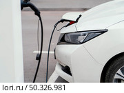 side view automobile being charged electric vehicle charging station. Beautiful photo. side view automobile being charged electric vehicle charging station. Редакционное фото, агентство Ingram Publishing / Фотобанк Лори