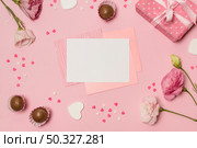 papers symbols hearts sweets present flowers. High resolution photo. papers symbols hearts sweets present flowers. High quality photo. Стоковое фото, агентство Ingram Publishing / Фотобанк Лори