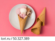 waffle cones with ice cream plate empty cones. High resolution photo. waffle cones with ice cream plate empty cones. High quality photo. Стоковое фото, агентство Ingram Publishing / Фотобанк Лори