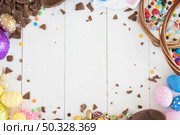 easter chocolate eggs with candies wooden table. High resolution photo. easter chocolate eggs with candies wooden table. High quality photo. Стоковое фото, агентство Ingram Publishing / Фотобанк Лори