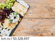platter cheese with grapes black slate board table. High resolution photo. platter cheese with grapes black slate board table. High quality photo. Стоковое фото, агентство Ingram Publishing / Фотобанк Лори