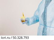 surgeon s hand holding urine test. High resolution photo. surgeon s hand holding urine test. High quality photo. Стоковое фото, агентство Ingram Publishing / Фотобанк Лори