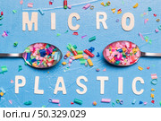 small plastic pieces spoon. High resolution photo. small plastic pieces spoon. High quality photo. Стоковое фото, агентство Ingram Publishing / Фотобанк Лори