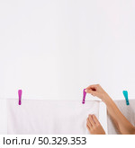 close up woman taking towels clothesline. High resolution photo. close up woman taking towels clothesline. High quality photo. Стоковое фото, агентство Ingram Publishing / Фотобанк Лори