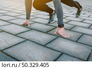 crop sportsman crouch start pose. High resolution photo. crop sportsman crouch start pose. High quality photo. Стоковое фото, агентство Ingram Publishing / Фотобанк Лори