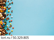 halves chocolate eggs with sweets. High resolution photo. halves chocolate eggs with sweets. High quality photo. Стоковое фото, агентство Ingram Publishing / Фотобанк Лори