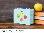 lunchbox near stack books apple. High resolution photo. lunchbox near stack books apple. High quality photo. Стоковое фото, агентство Ingram Publishing / Фотобанк Лори
