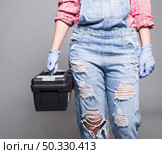 woman overall holding tool box. High resolution photo. woman overall holding tool box. High quality photo. Стоковое фото, агентство Ingram Publishing / Фотобанк Лори