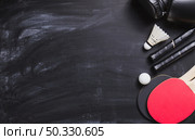 blackboard background with ping pong rackets ball. High resolution photo. blackboard background with ping pong rackets ball. High quality photo. Стоковое фото, агентство Ingram Publishing / Фотобанк Лори