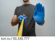 man with gloves holding tape measurer social distancing. High resolution photo. man with gloves holding tape measurer social distancing. High quality photo. Стоковое фото, агентство Ingram Publishing / Фотобанк Лори