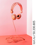 pink headphones with cable flying. High resolution photo. pink headphones with cable flying. High quality photo. Стоковое фото, агентство Ingram Publishing / Фотобанк Лори