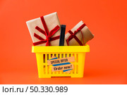 black friday decoration presents basket. High resolution photo. black friday decoration presents basket. High quality photo. Стоковое фото, агентство Ingram Publishing / Фотобанк Лори