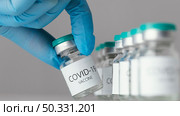 doctor holding covid 19 vaccine bottle. High resolution photo. doctor holding covid 19 vaccine bottle. High quality photo. Стоковое фото, агентство Ingram Publishing / Фотобанк Лори