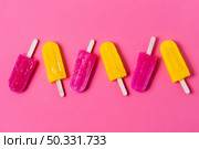 top view flavored ice cream sticks. High resolution photo. top view flavored ice cream sticks. High quality photo. Стоковое фото, агентство Ingram Publishing / Фотобанк Лори