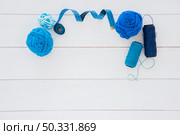 blue wool ball measuring tape spool yarn wooden desk. High resolution photo. blue wool ball measuring tape spool yarn wooden desk. High quality photo. Стоковое фото, агентство Ingram Publishing / Фотобанк Лори