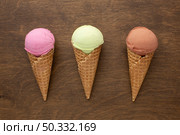 ice cream cones with flavour table. High resolution photo. ice cream cones with flavour table. High quality photo. Стоковое фото, агентство Ingram Publishing / Фотобанк Лори
