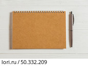 notepad wooden table with pen. High resolution photo. notepad wooden table with pen. High quality photo. Стоковое фото, агентство Ingram Publishing / Фотобанк Лори