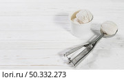 scoop with ice cream ball near cup. High resolution photo. scoop with ice cream ball near cup. High quality photo. Стоковое фото, агентство Ingram Publishing / Фотобанк Лори