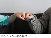 nurse older man fist bumping. Стоковое фото, агентство Ingram Publishing / Фотобанк Лори