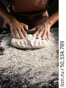 chef kneading dough table. Стоковое фото, агентство Ingram Publishing / Фотобанк Лори