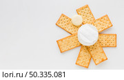 flat lay camembert crackers. Стоковое фото, агентство Ingram Publishing / Фотобанк Лори