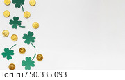 flat lay coins clovers frame. Стоковое фото, агентство Ingram Publishing / Фотобанк Лори