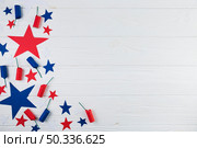 flat lay usa stars firecrackers. Стоковое фото, агентство Ingram Publishing / Фотобанк Лори