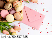 top view basket macarons envelope valentines day. Стоковое фото, агентство Ingram Publishing / Фотобанк Лори