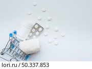 top view pills shopping cart. Стоковое фото, агентство Ingram Publishing / Фотобанк Лори