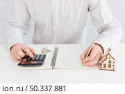 unrecognizable house agent writing. Стоковое фото, агентство Ingram Publishing / Фотобанк Лори