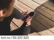 woman preparing her sneakers before starting run. Стоковое фото, агентство Ingram Publishing / Фотобанк Лори