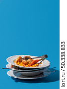 pile dirty plates leftovers copy space. Стоковое фото, агентство Ingram Publishing / Фотобанк Лори