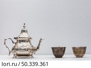 arabic tea cups with teapot white table. Стоковое фото, агентство Ingram Publishing / Фотобанк Лори