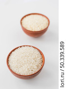 close up raw jasmine rice bowls white wallpaper. Стоковое фото, агентство Ingram Publishing / Фотобанк Лори