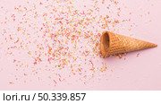 empty ice cream cornet sprinkles. Стоковое фото, агентство Ingram Publishing / Фотобанк Лори