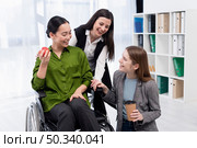 girls talking laughing together. Стоковое фото, агентство Ingram Publishing / Фотобанк Лори
