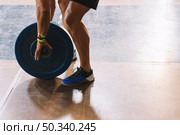 man mounting barbell. Стоковое фото, агентство Ingram Publishing / Фотобанк Лори
