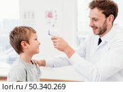 medium shot doctor checking kid temperature. Стоковое фото, агентство Ingram Publishing / Фотобанк Лори